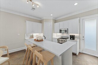 Chic M Streets townhome near shopping & di in Dallas, TX - Building Photo - Building Photo