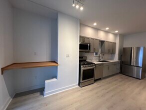 209 Lexington St, Unit 1 in Boston, MA - Foto de edificio - Building Photo