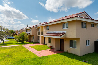 Mira Villas in Miami, FL - Foto de edificio - Building Photo