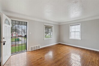 21103 Raymond St in Maple Heights, OH - Foto de edificio - Building Photo