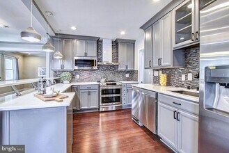 4415 Bradley Ln in Chevy Chase, MD - Foto de edificio - Building Photo