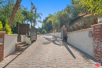 3200 Oakley Dr in Los Angeles, CA - Building Photo - Building Photo