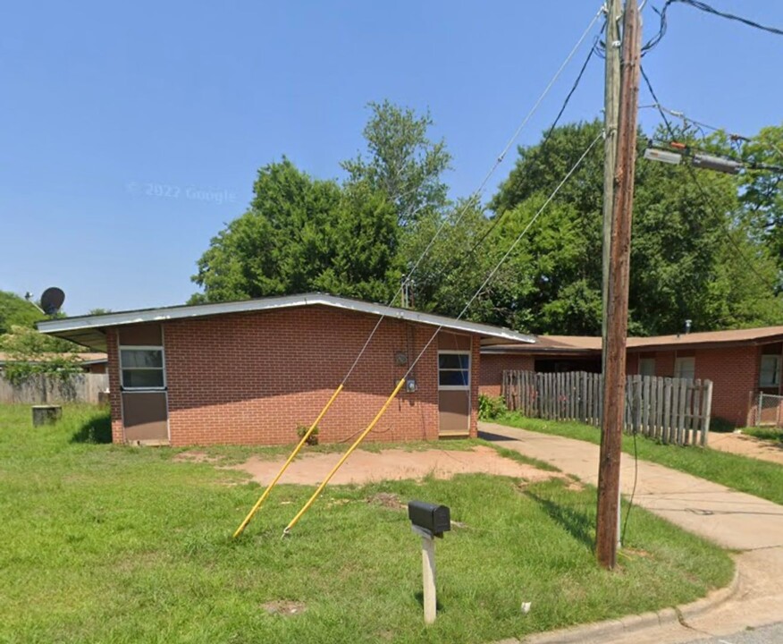 1905 S Flintlock Dr in Albany, GA - Building Photo