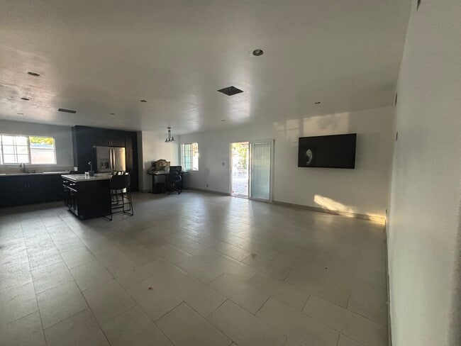 9020 Roslyndale Ave in Los Angeles, CA - Building Photo - Building Photo