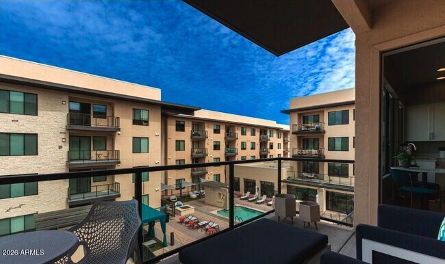 7300 E Earll Dr in Scottsdale, AZ - Foto de edificio - Building Photo