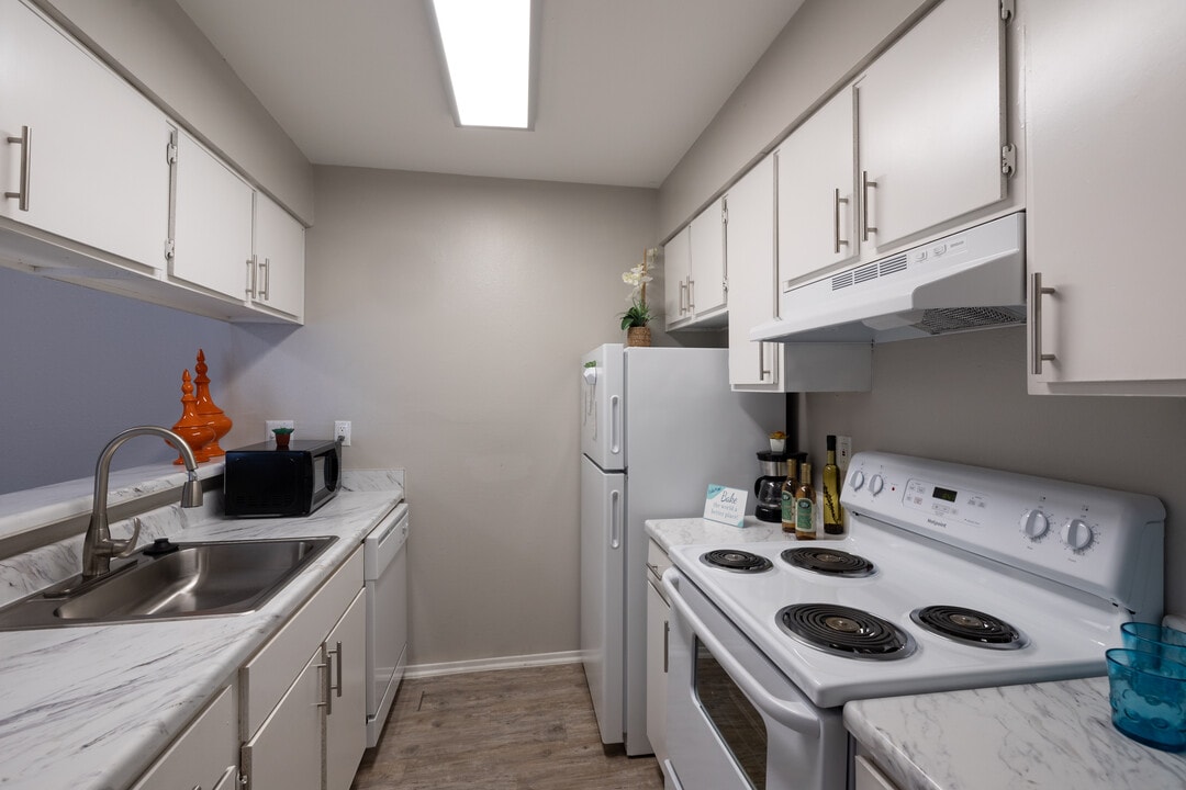 LakeVue Apartments in Clute, TX - Building Photo