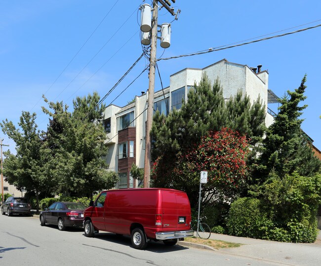 2116 Vine St in Vancouver, BC - Building Photo - Primary Photo