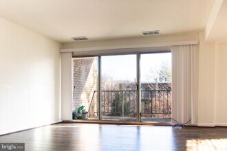 37 Canterbury Square in Alexandria, VA - Building Photo - Building Photo