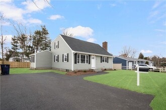 137 Bayview Ave in North Kingstown, RI - Building Photo - Building Photo