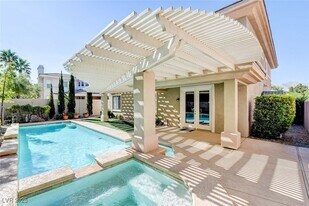 520 Proud Eagle Ln, Unit 32 in Las Vegas, NV - Building Photo