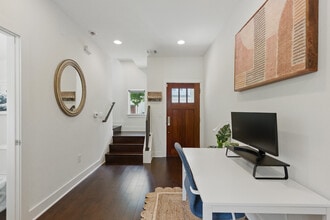 2710 Halcyon Dr, Unit 24 in Austin, TX - Foto de edificio - Building Photo