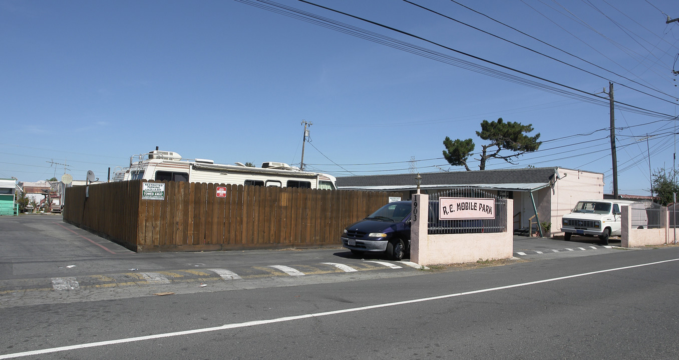 Rc Mobile Home Park in Redwood City, CA - Building Photo