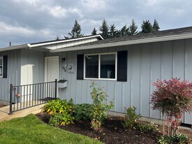 990 W L St in Springfield, OR - Building Photo