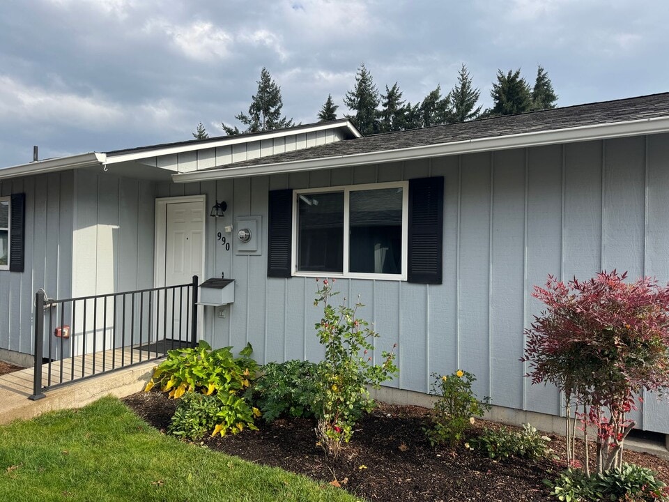 990 W L St in Springfield, OR - Building Photo