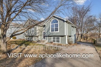 313 S Darrowby Dr in Raymore, MO - Building Photo - Building Photo