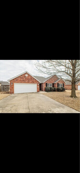 2584 N Shadow Crest Dr in Fayetteville, AR - Building Photo