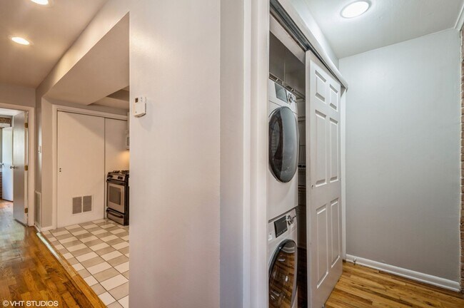 660 W Melrose St, Unit 1E in Chicago, IL - Foto de edificio - Building Photo