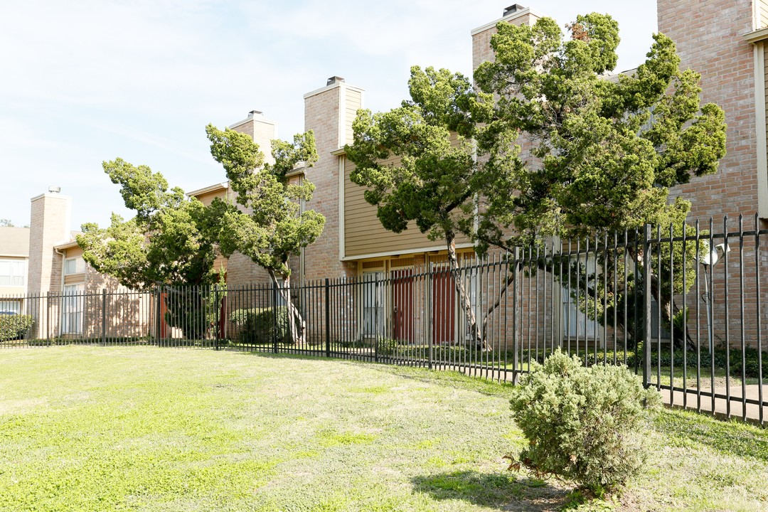 Villa Adora Apartments in Houston, TX - Foto de edificio