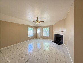 719 Willow W Dr in Houston, TX - Building Photo - Building Photo