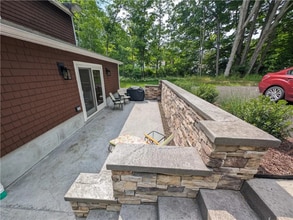 193 Phoenix Mills Rd in Oyster Bay, NY - Foto de edificio - Building Photo