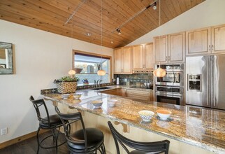 22139 Alta Dr in Topanga, CA - Foto de edificio - Building Photo