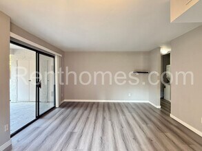 13272 Wimberly Square in San Diego, CA - Foto de edificio - Building Photo