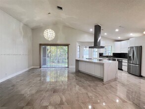 435 Somerset Way in Weston, FL - Building Photo - Building Photo