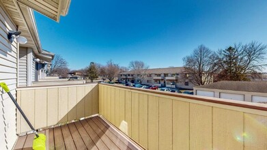 2114 Valleyhigh Dr NW, Unit B207 in Rochester, MN - Foto de edificio - Building Photo