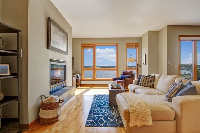 The Mist on Lake Minnetonka in Spring Park, MN - Foto de edificio - Building Photo