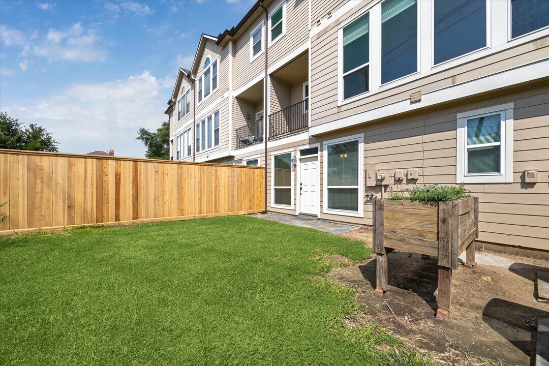 2402 Calumet St in Houston, TX - Building Photo