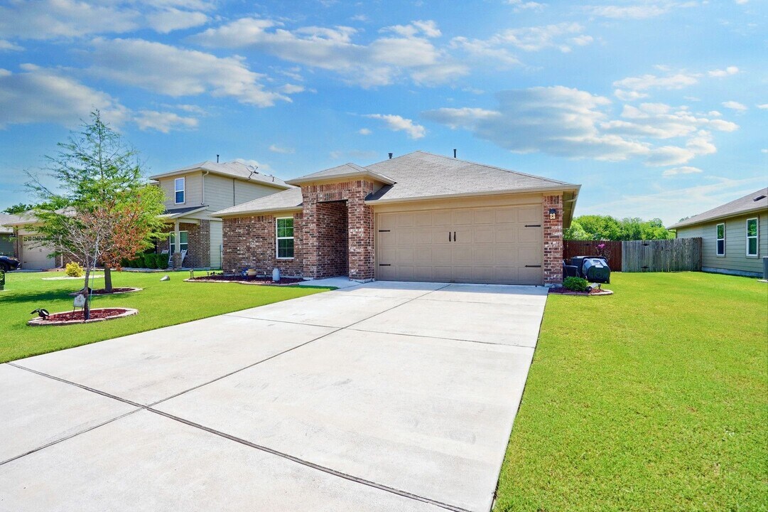 713 Luna Vista Dr in Hutto, TX - Foto de edificio
