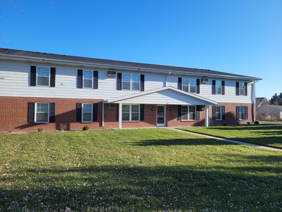 1934 Sylvan Way in West Bend, WI - Foto de edificio