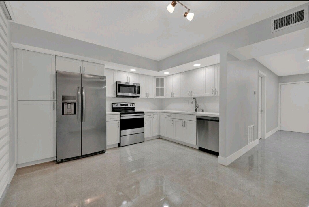 8615 NW 8th St in Miami, FL - Building Photo