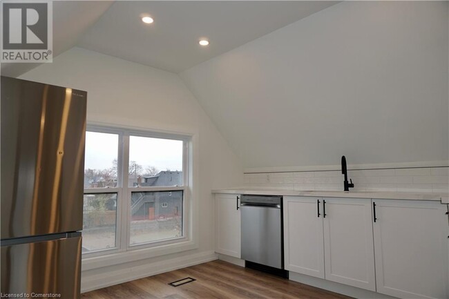15 Greenaway Ave