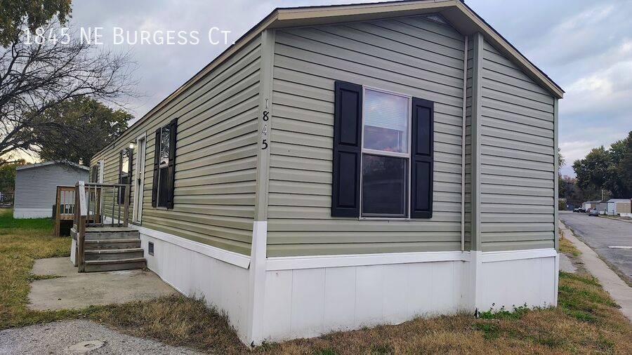 1845 NE Burgess Ct in Topeka, KS - Building Photo