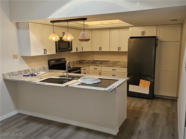 5811 Crystal Lake Ln in North Fort Myers, FL - Building Photo - Building Photo
