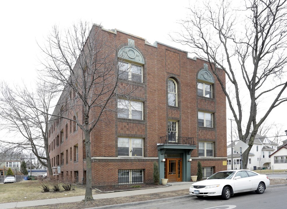 2555 Bryant in Minneapolis, MN - Building Photo