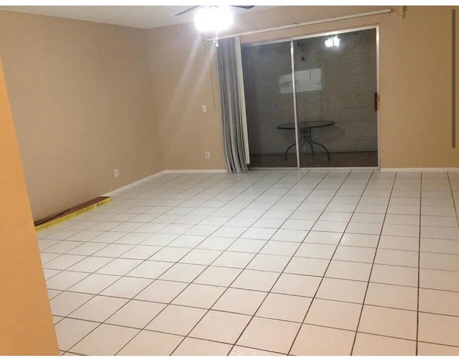 12009 Poinciana Blvd, Unit 102 in Royal Palm Beach, FL - Building Photo