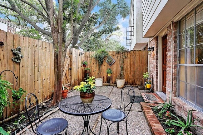 933 Wax Myrtle Ln in Houston, TX - Building Photo - Building Photo