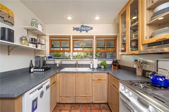 5102 E Ocean Blvd in Long Beach, CA - Building Photo - Building Photo