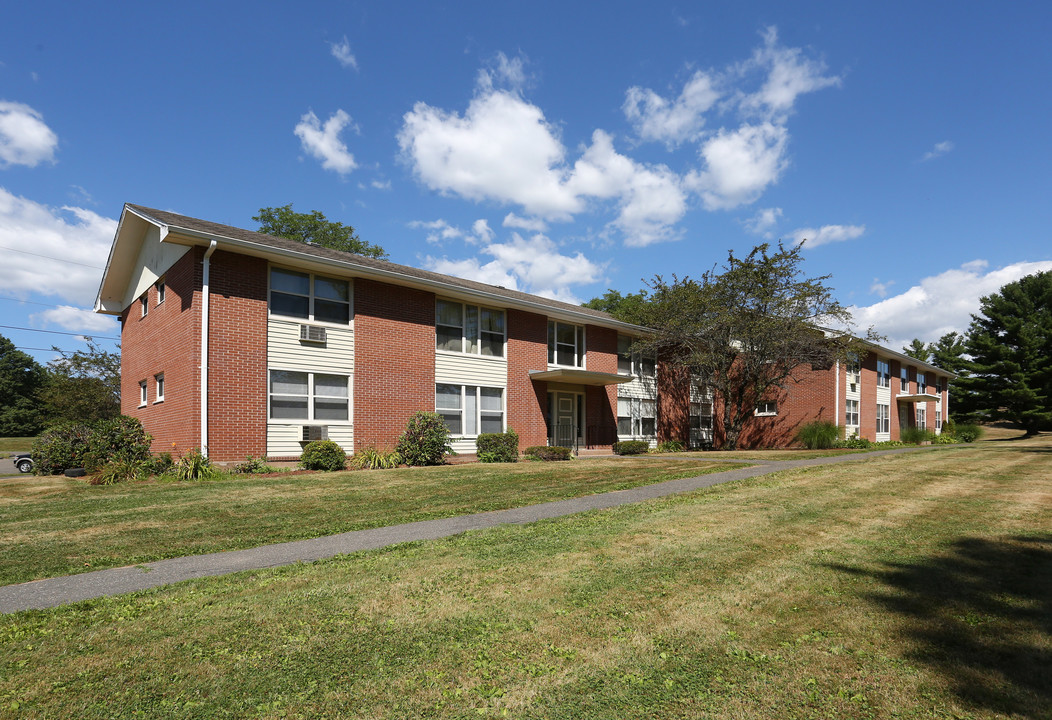 Manor House Apartments in Bloomfield, CT - Building Photo