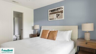 1225 E Pleasant Run Rd, Unit 302 in Desoto, TX - Foto de edificio - Building Photo