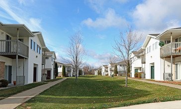 BREEZEWOOD APARTMENTS in Neenah, WI - Foto de edificio - Building Photo