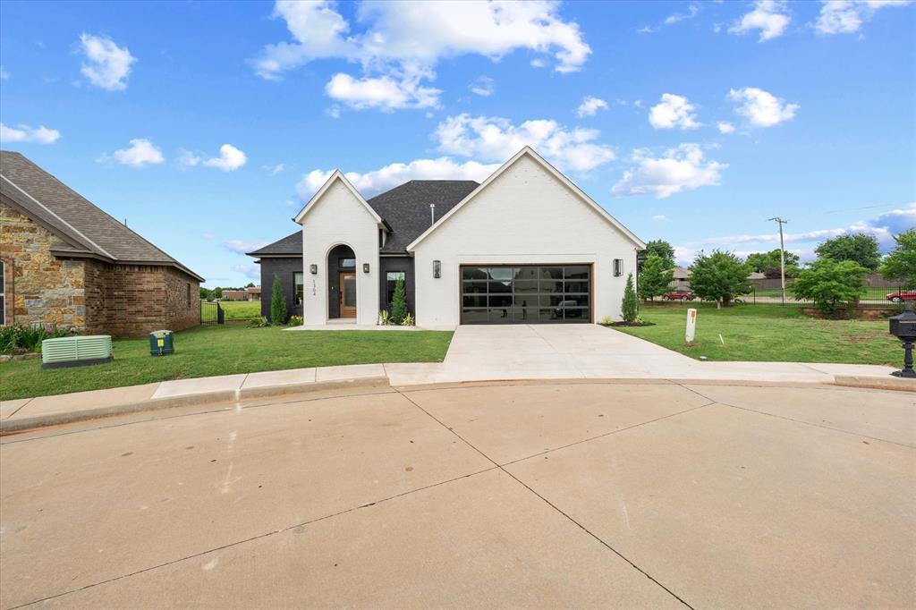 1304 Katelyn Ct in Yukon, OK - Foto de edificio