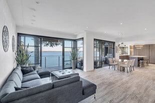 3595 Sunset Ln in West Vancouver, BC - Building Photo