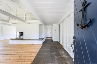 16 Baywater Dr in Darien, CT - Foto de edificio - Building Photo