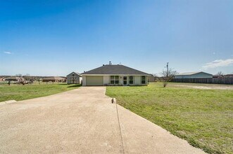 2740 Lexie Ln in Waxahachie, TX - Foto de edificio - Building Photo