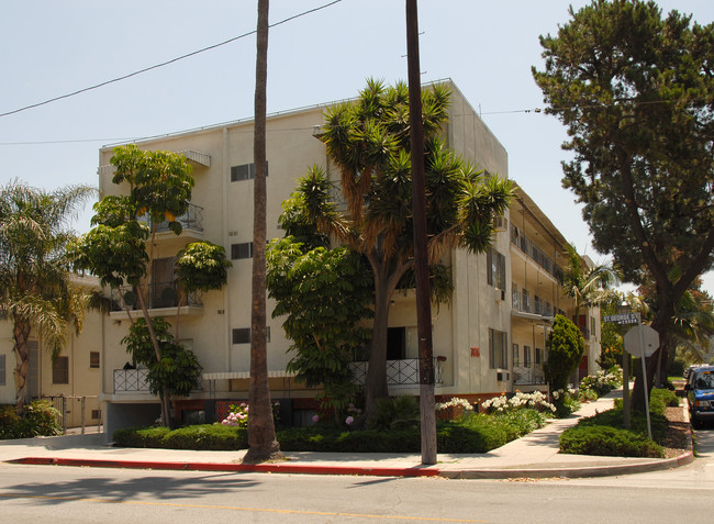 Villa Trakai Apartments in Los Angeles, CA - Building Photo - Building Photo