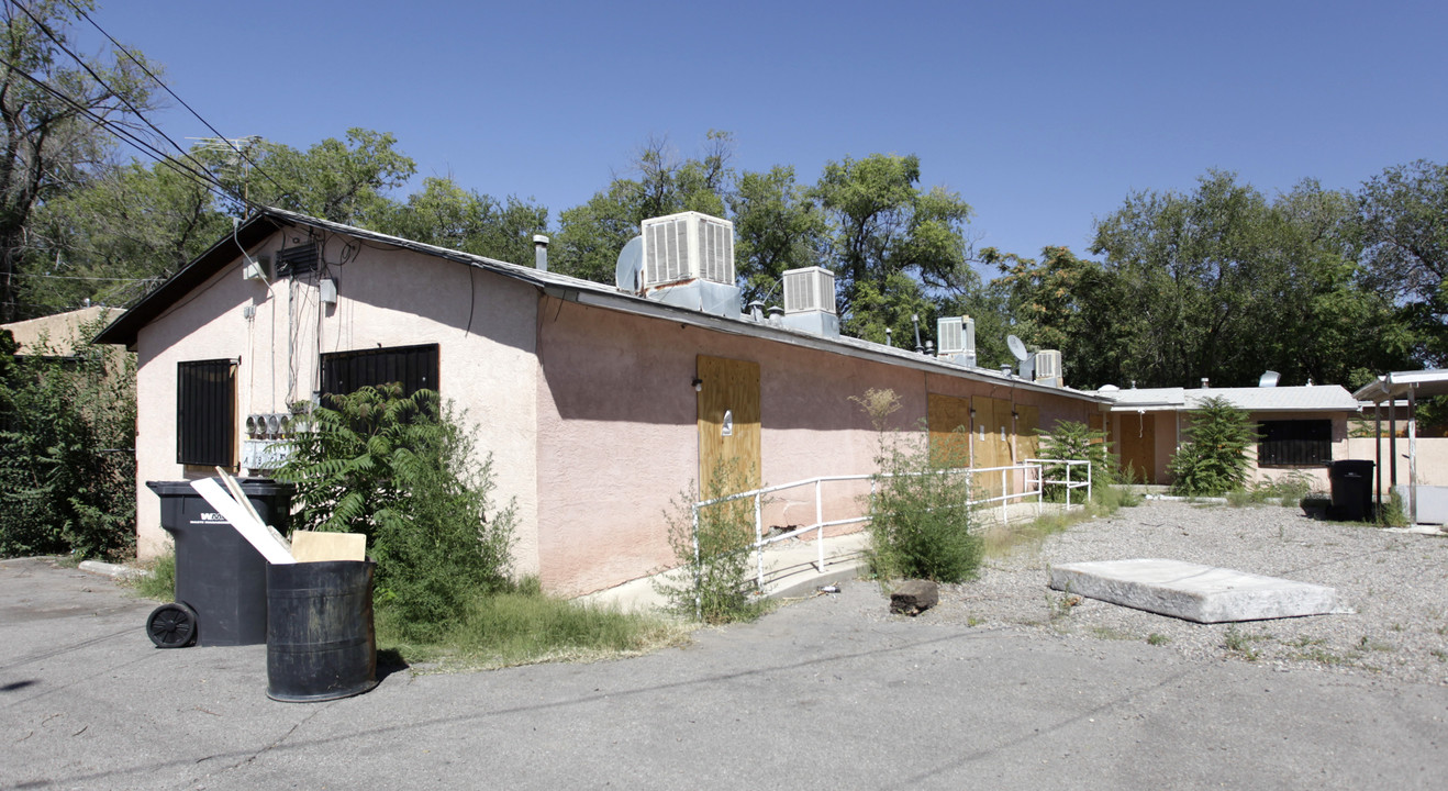 Isleta Apartments in Albuquerque, NM - Foto de edificio