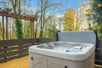 5504 NE 190th St in Kenmore, WA - Building Photo - Building Photo